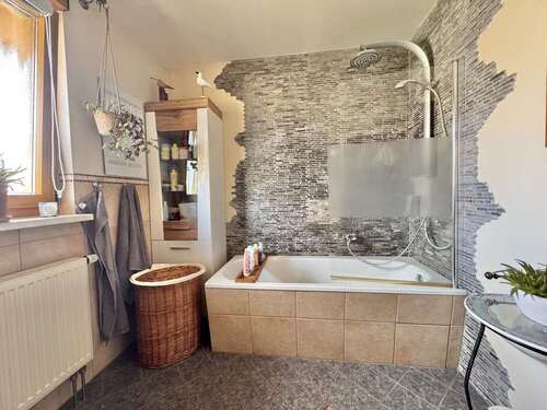... mit Wanne (EG). - 