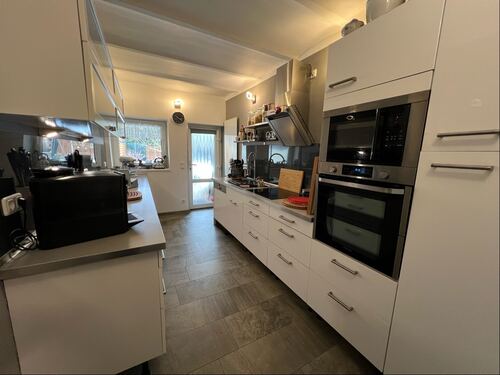 Küche mit Einbauküche - 