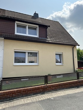 Frontansicht - 5 Zimmer Doppelhaushälfte in Delligsen