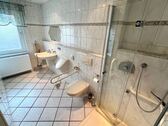 Bad mit ebenerdiger Dusche (EG) - 