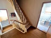 Tolle Holztreppe zum OG und DG - 