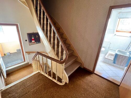 Tolle Holztreppe zum OG und DG - 