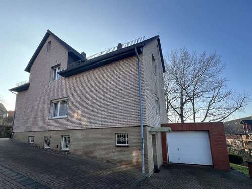 Garage und Stellplätze vor dem Haus - 