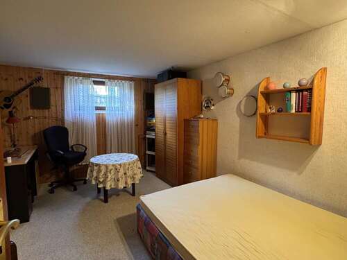 Wohnlich ausgebautes Zimmer im Keller - 