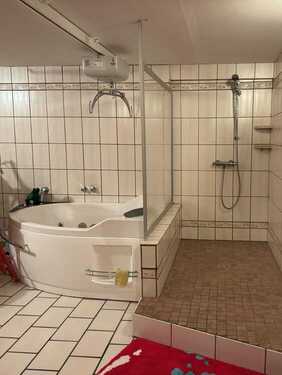 Whirlpool und Dusche - 