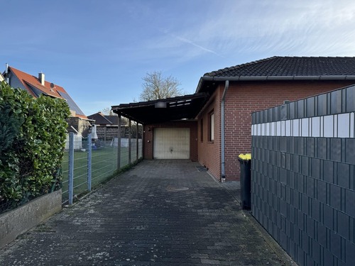 Einfahrt zur Garage - 4 Zimmer Bungalow in Söhlde