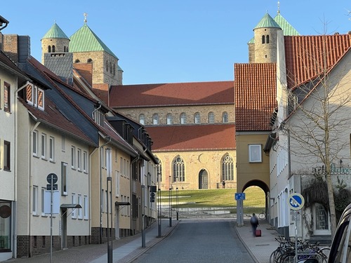 Nur wenige Schritte zur Michaeliskirche - 2 Zimmer Etagenwohnung in Hildesheim