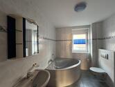 Tageslichtbad mit Wanne - 