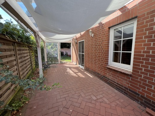 überdachte Terrasse mit Gartenzugang - 