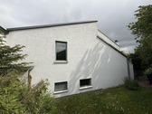 Garten mit Blick auf das Haus - 