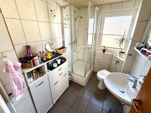 Bad mit Dusche im EG - 