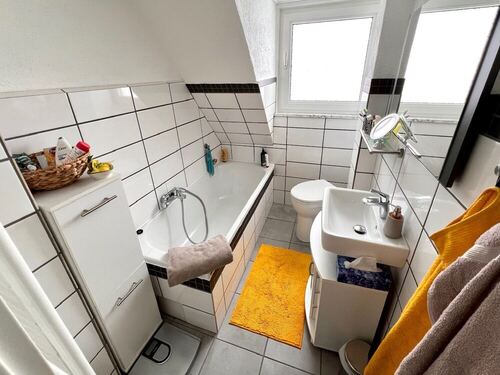 Bad mit Badewanne im DG - 