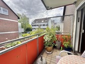 ...mit Zugang zum Balkon (OG). - 