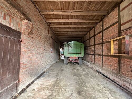 Fläche zwischen Scheune und Stall - 