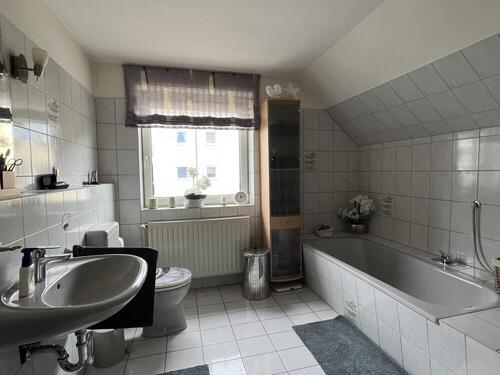 Badezimmer mit Wanne - 