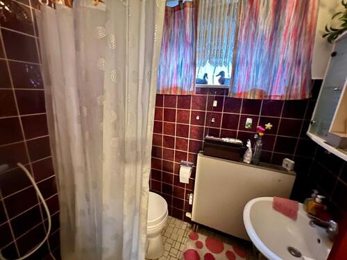Bad mit Dusche (vermietets UG/Souterrain) - 