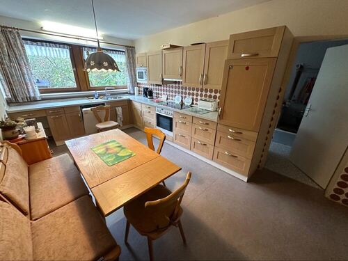 Küche mit Sitzgelegenheit und Zugang zum HWR (EG) - 