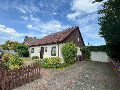 Straßenansicht mit Garage - 4 Zimmer Einfamilienhaus in Edemissen