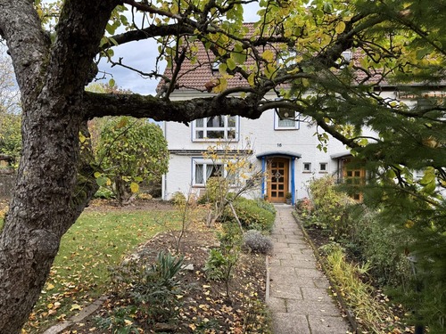 Eingangsbereich mit Vorgarten - 8 Zimmer Doppelhaushälfte in Hildesheim