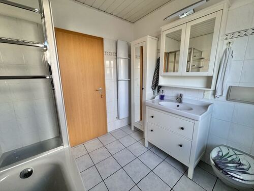 ... mit Wanne und Dusche. - 