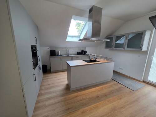 ... mit offenem Küchenbereich (DG). - 