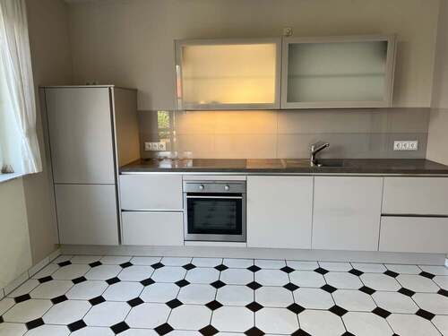 mit moderner Einbauküche - 