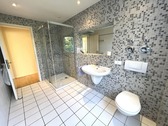 mit bodentiefer Dusche - 