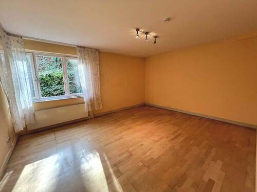 geräumig und ebenfalls mit Blick ins Grüne - 