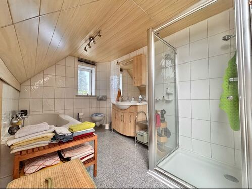 ... Wanne und Dusche (DG). - 