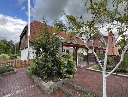 Blick aus dem Garten zum Haus - 
