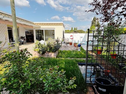 Garten mit idyllischem Biotop - 