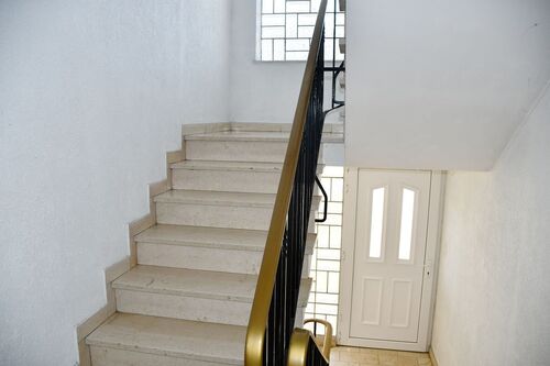 helles Treppenhaus - 7 Zimmer Mehrfamilienhaus, Wohnhaus in Pfungstadt