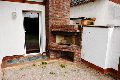 ... mit gemauertem Außengrill - 