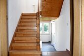 stilvolle Treppe zum Obergeschoss - 