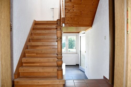 stilvolle Treppe zum Obergeschoss - 