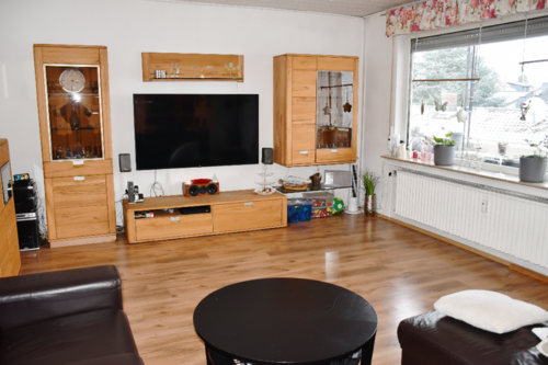 OG: Wohnbereich mit Balkonzugang - 