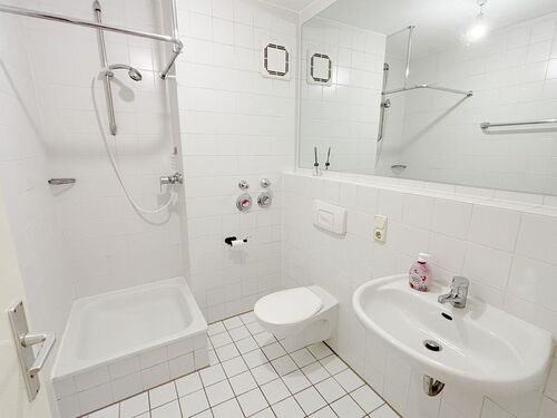 modernes Bad mit Dusche - 