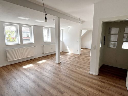helles Wohnzimmer - Erstbezug nach Sanierung: Helle 3-Zi.-Wohnung, optional EBK & Top-Dämmung – ideal für 1-2 Personen