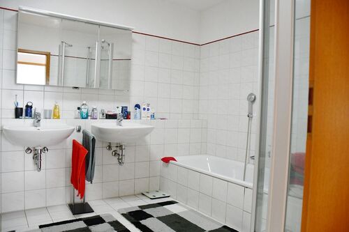 modernes Bad mit Wanne und Dusche - 