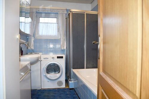Tageslichtbad mit Wanne und Dusche - 