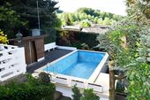 ... mit Blick auf den Pool - 