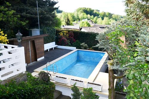 ... mit Blick auf den Pool - 