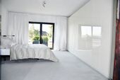 Schlafzimmer mit Terrassen- und Balkonzugang - 