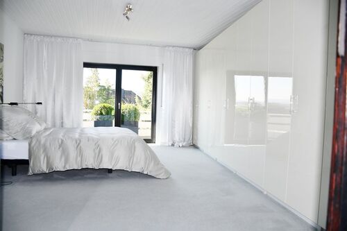 Schlafzimmer mit Terrassen- und Balkonzugang - 