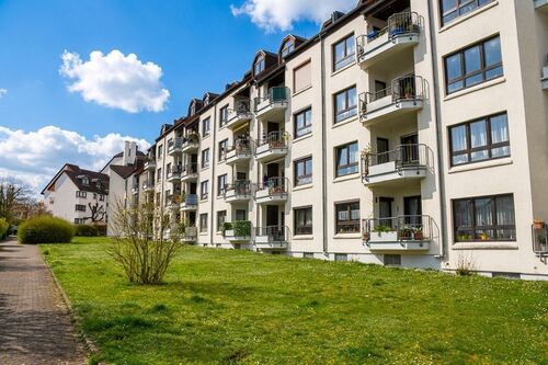Hausansicht - Ansprechende 3-Zimmer-Eigentumswohnung mit Sonnenbalkon und Tiefgaragenstellplatz in Bad Homburg vor der Höhe – Ober-Eschbach