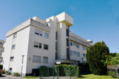 Hausansicht - Sonnige 2-Zimmer-Eigentumswohnung mit Balkon und Pkw-Stellplatz in Büttelborn