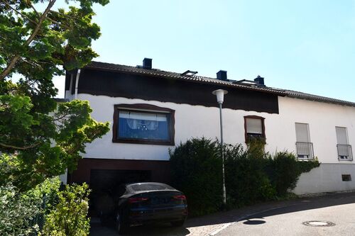 Hausansicht - Einfamilienhaushälfte in ruhiger Lage mit viel Potenzial in Modautal-Brandau