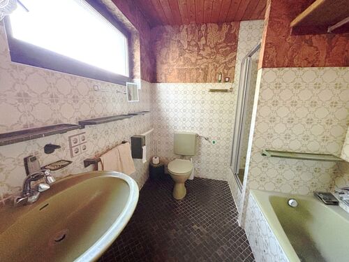 Tageslichtbad mit Wanne und Dusche - 