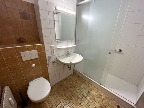 Bad mit Dusche - 