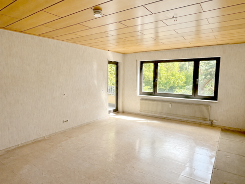 Wohnzimmer mit Balkonzugang - 